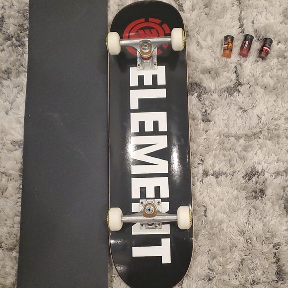 Element Skateboard (Complete Setup) - Picture 2 of 5